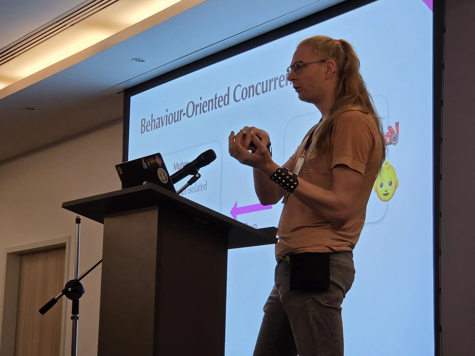Fridtjof Stoldt speaking in front of his “Behaviour-Oriented Concurrency” slide